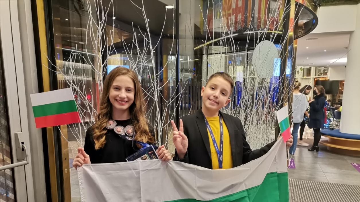 „Детска Евровизия“ 2021: Българските представители Дени и Марти са вече в Париж