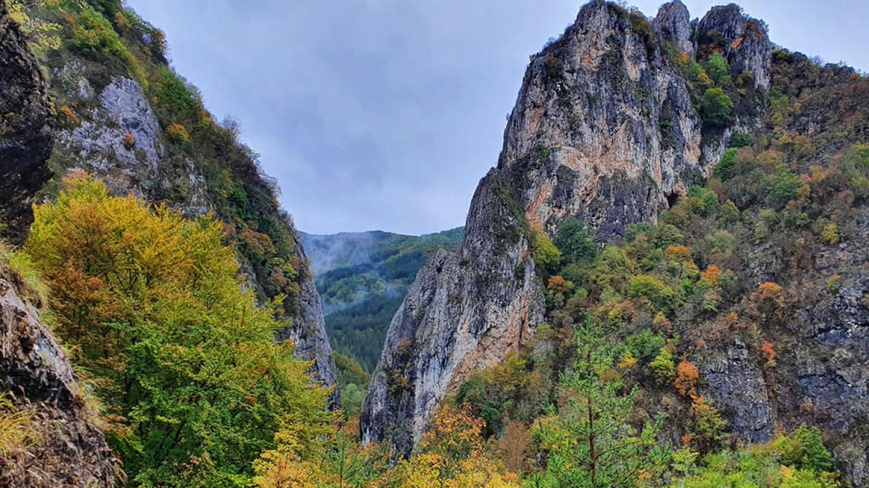 Град Трън - по-живописен от Швейцария!