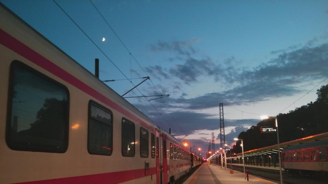 Два допълнителни нощни влака за Бургас 