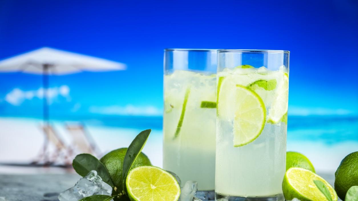 Лимонада срещу смет раздават на плажа в Поморие
