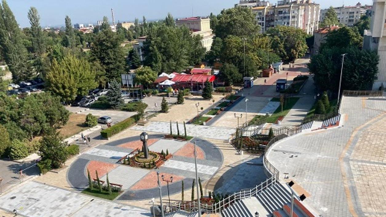 Премахват огражденията на централния площад в Асеновград