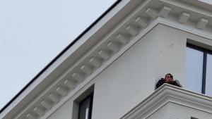 Двама работници от турски произход са се качили на покрива