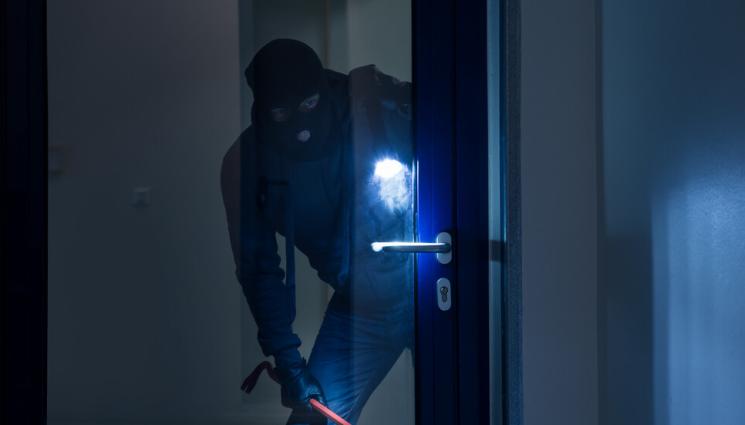 дегизиран грабеж крадец - КРАДЦИТЕ ВЕЧЕ НЕ ПОДРИБАТ: Откраднаха от къща олио и обувки