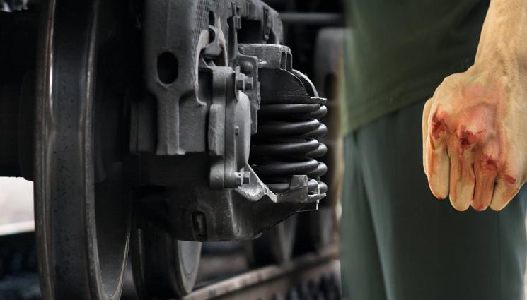 бой влак - ЮМРУЧНА СХВАТКА: Кондуктор се вбеси жестоко на пътник във влак, сцепи му веждата с железен ключ (ВИДЕО)