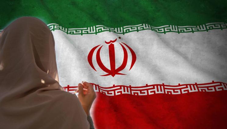 Иран - Иранска тийнейджърка изгори забрадката си (СНИМКИ+ВИДЕО)