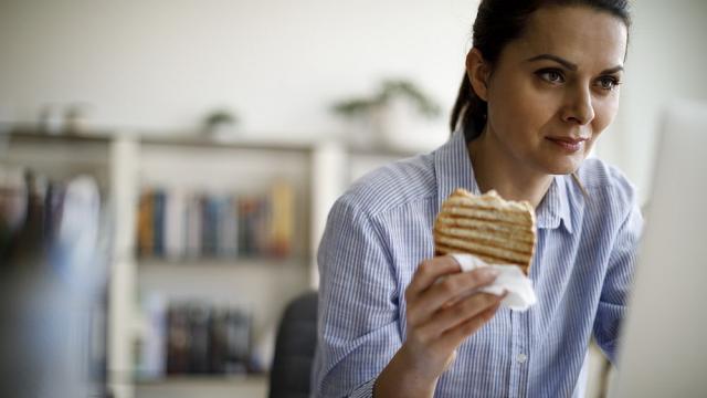 Инфлацията и стресовото ежедневие изпращат топлия обяд в историята 