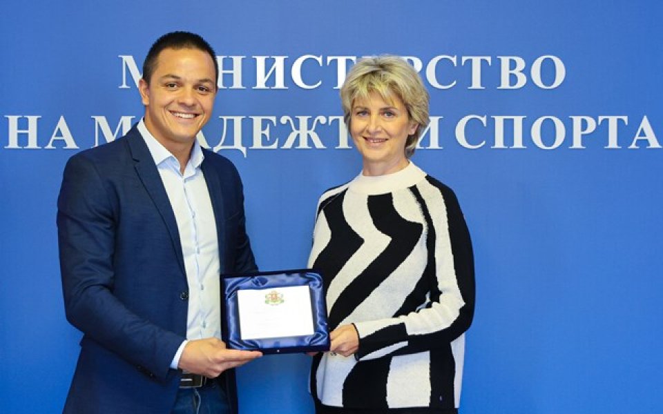 Министър Весела Лечева награди плувеца Цанко Цанков