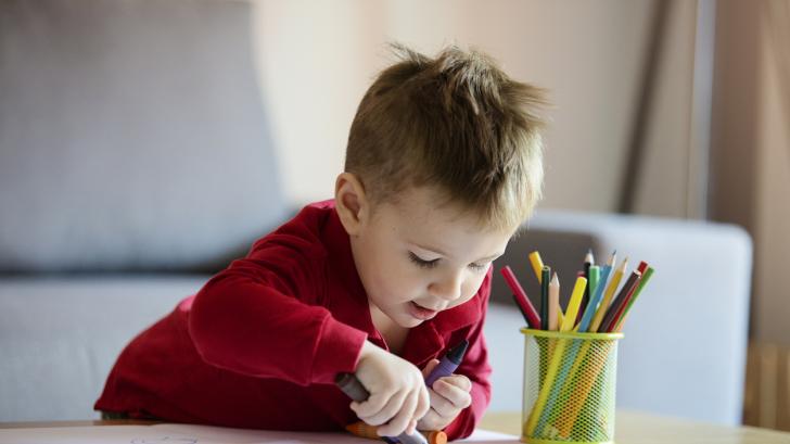 Ранно детско развитие: Защо и как да рисува бебе на 1 година