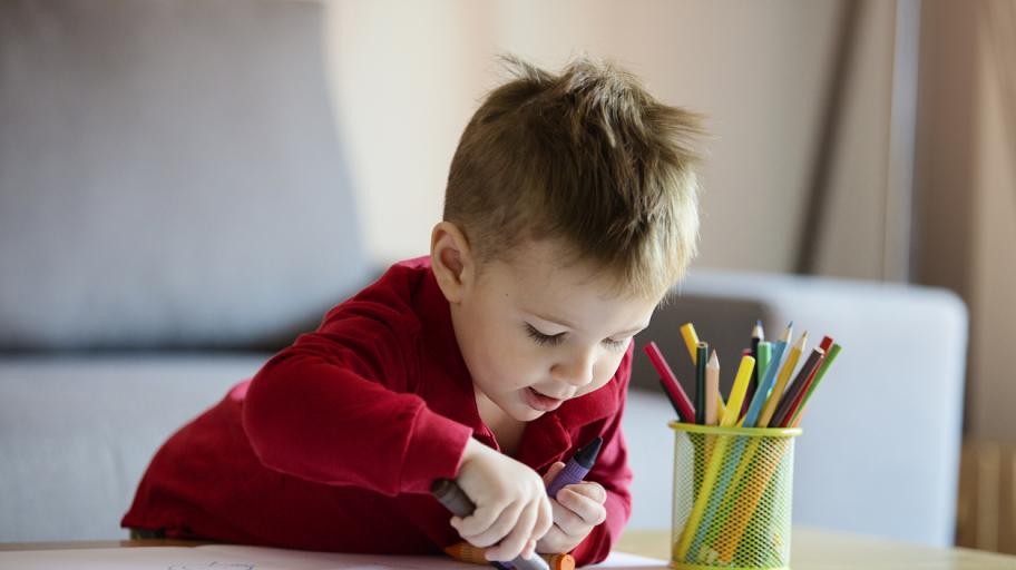 Ранно детско развитие: Защо и как да рисува бебе на 1 година