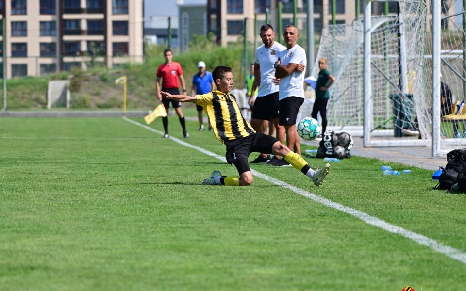 Още един футболист от школата на Ботев Пловдив получи повиквателна