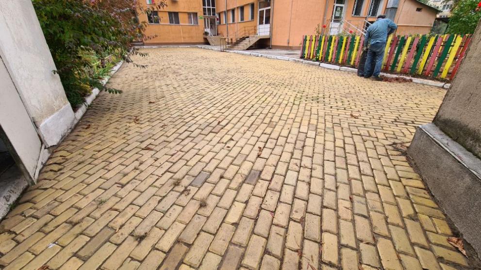 жълти павета градина