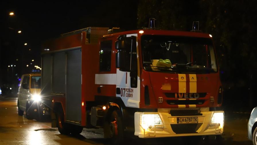 Спасиха човек от горящ апартамент в София