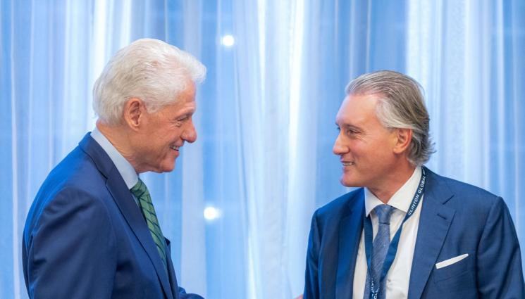 а - Шефът на Лудогорец на среща с Бил Клинтън