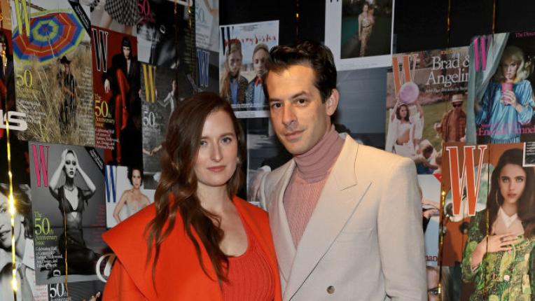  Грейс Гъмър бременна и сияеща на аления килим 