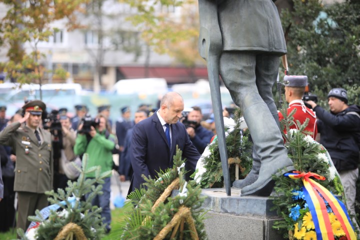 Румен Радев отдаде почит пред Паметника на летеца по повод Празника на авиацията