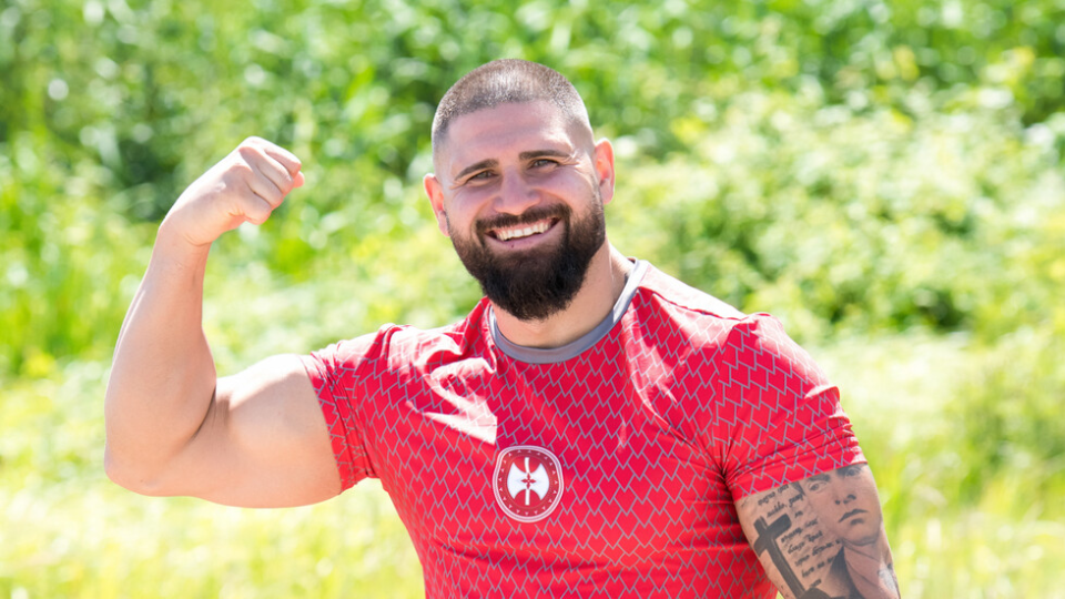 Две фатални дами, бандит, Аквамен и… двама с червените екипи