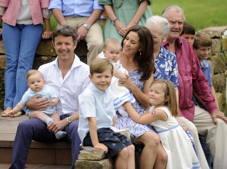 <p>2011 г.: престолонаследникът принц Фредерик, съпругата му принцеса Мери и децата им</p>