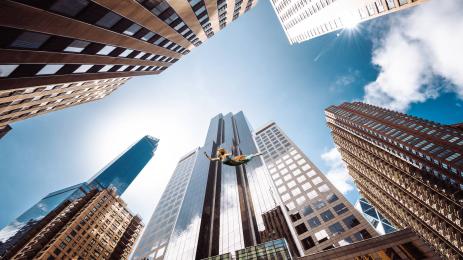 жена скок високо