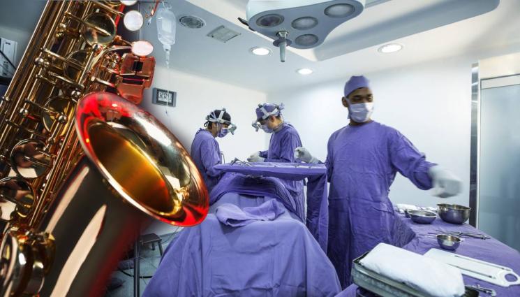 операция саксофон - Музикант свири на саксофон докато го оперираха от мозъчен тумор (СНИМКА)
