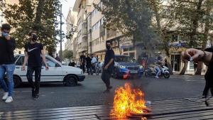 Иранските сили за сигурност застреляха демонстрант празнувал отпадането на националния