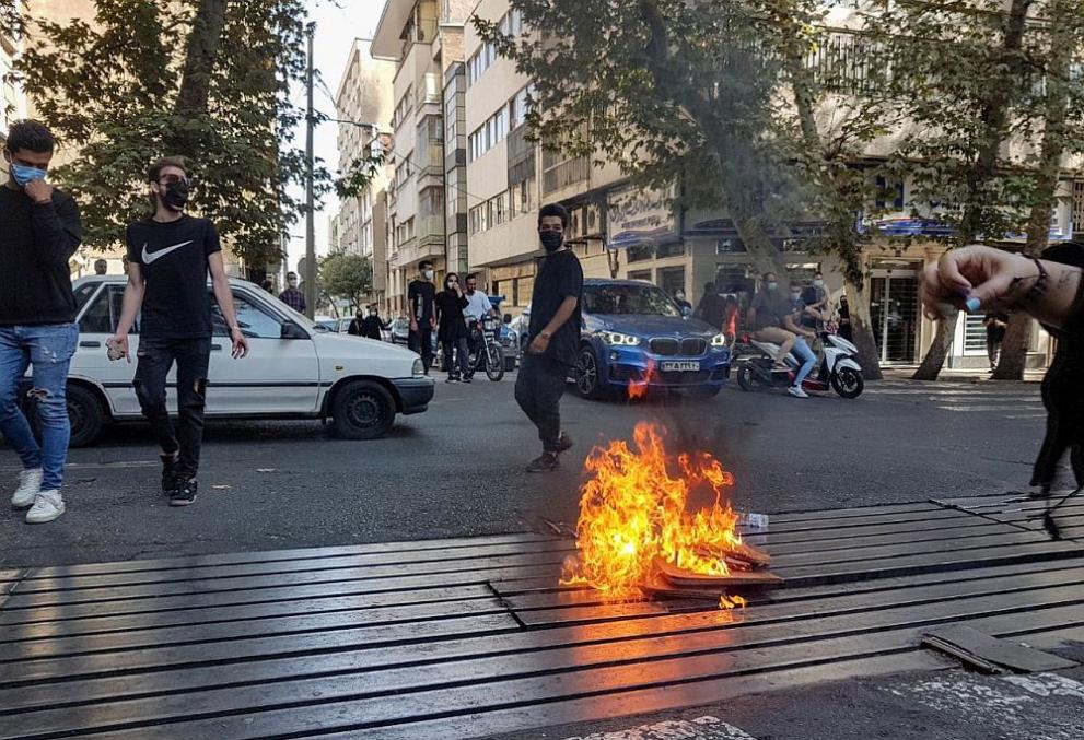 Протестиращите в Иран засилиха антиправителствените демонстрации по главни улици и
