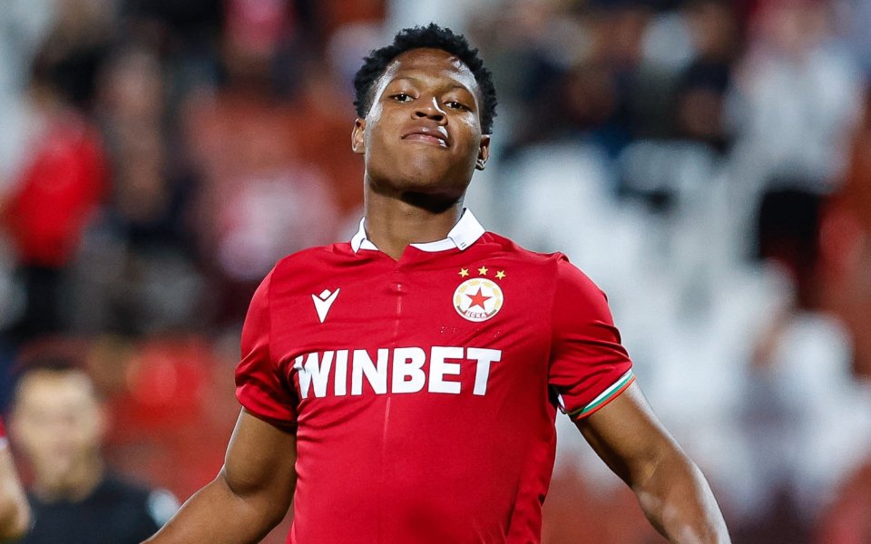 Нападателят на ЦСКА Браян Морено e аут до края на сезона.