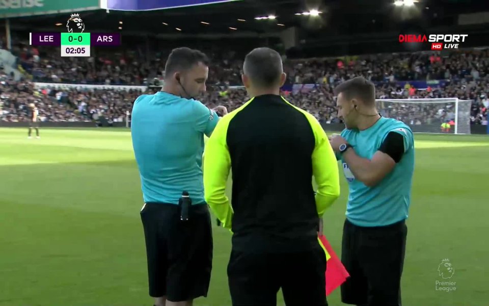 Срещата между Лийдс и Арсенал бе прекъсната след само 2