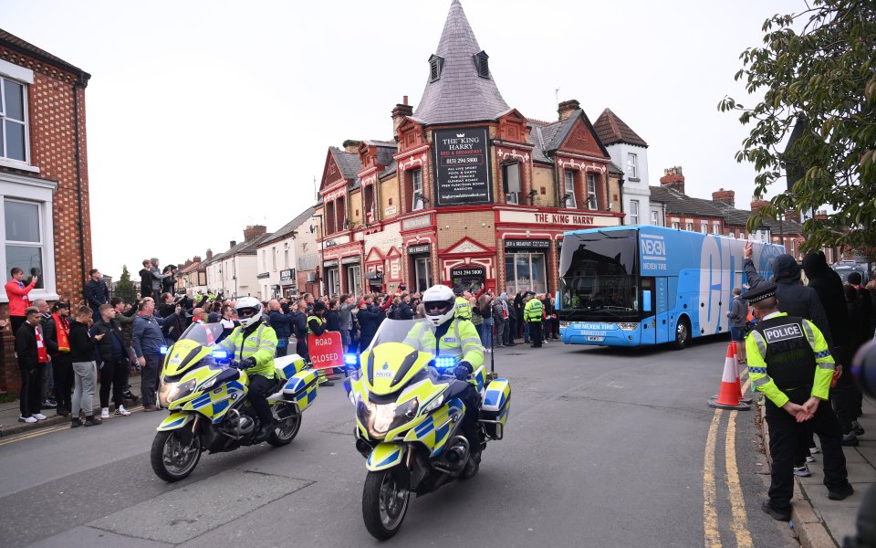 Манчестър Сити твърди, че клубният автобус им е бил нападнат,