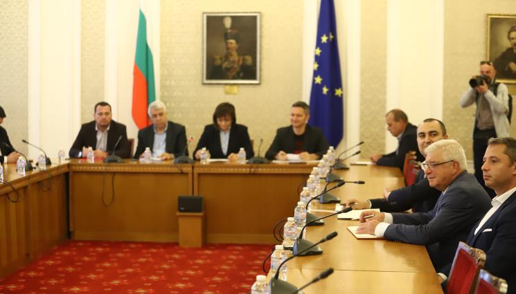 партии - ОЧЕРТАХА ПОСОКАТА: Партии на събрание за бюджета 