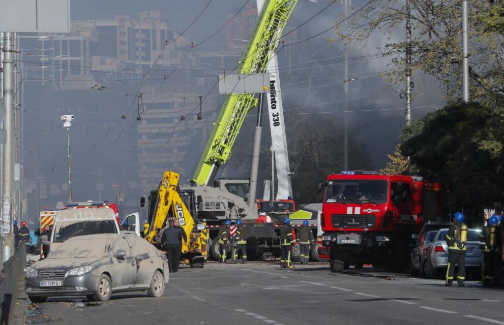 Множество експлозии бяха чути в Киев, където прозвучаха сирените за