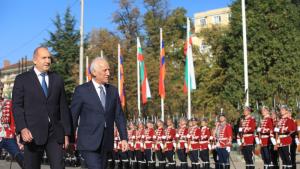 21 топовни артилерийски салюта посрещнаха президента на Армения Вахагн Хачатурян