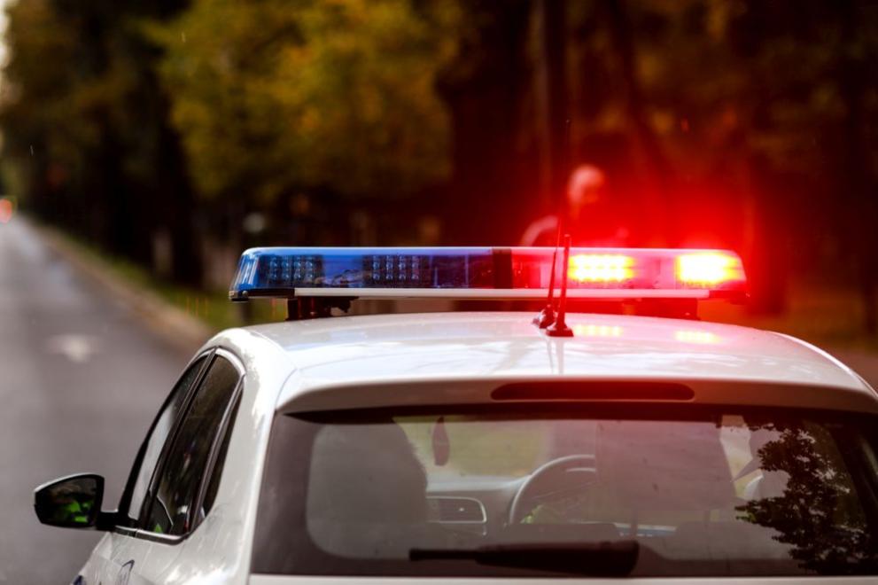 Шофьор без книжка с нерегистриран автомобил е блъснал полицейска кола