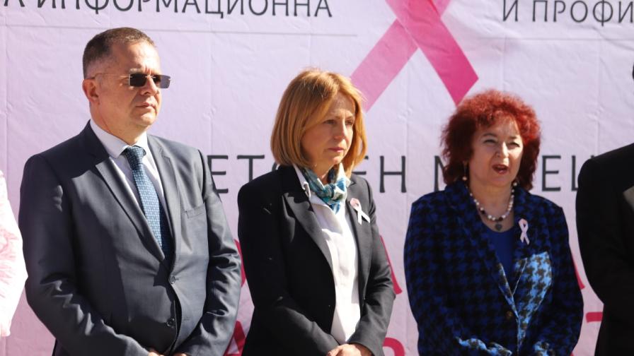 В градинката на НДК бяха пуснати традиционните 1200 розови балона в памет на жените, загубили битката с рака на гърдата. На събитието присъстваха кметът на София Йорданка Фандъкова и Дончо Барбалов