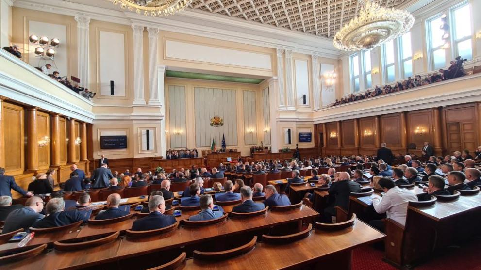 Вежди Рашидов, най-възрастният депутат в парламента официално откри новоизбраното 48-о