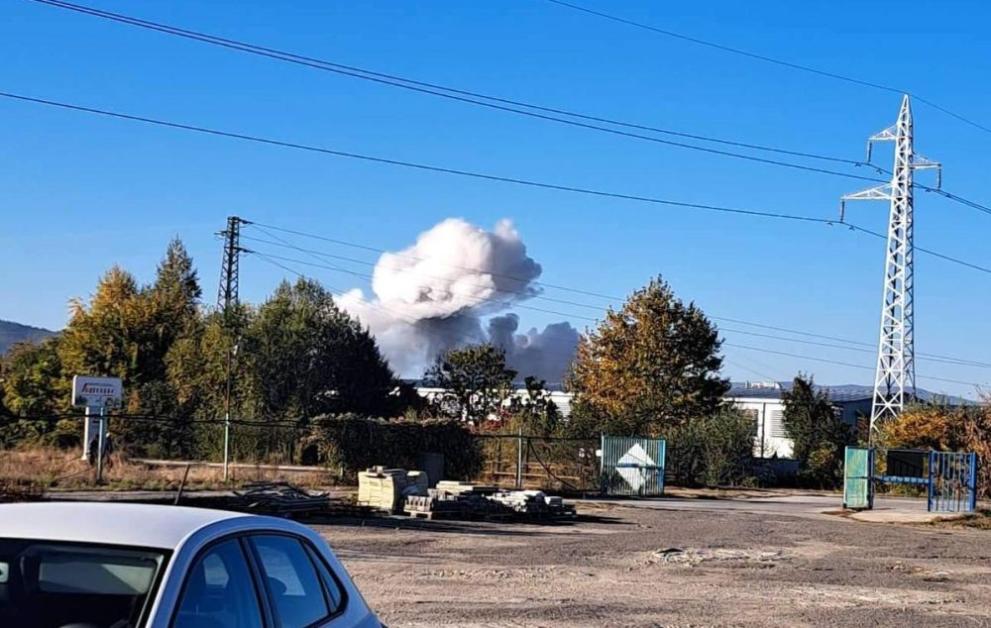Силен взрив избухна тази сутрин в завод Арсенал в Казанлък.