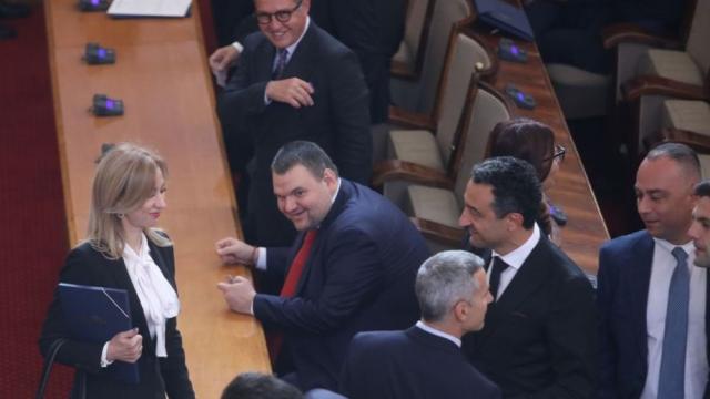 През фотообектива: Най-интересните моменти от първия ден на депутатите (ГАЛЕРИЯ)