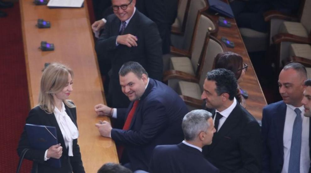 През фотообектива: Най-интересните моменти от първия ден на депутатите (ГАЛЕРИЯ)