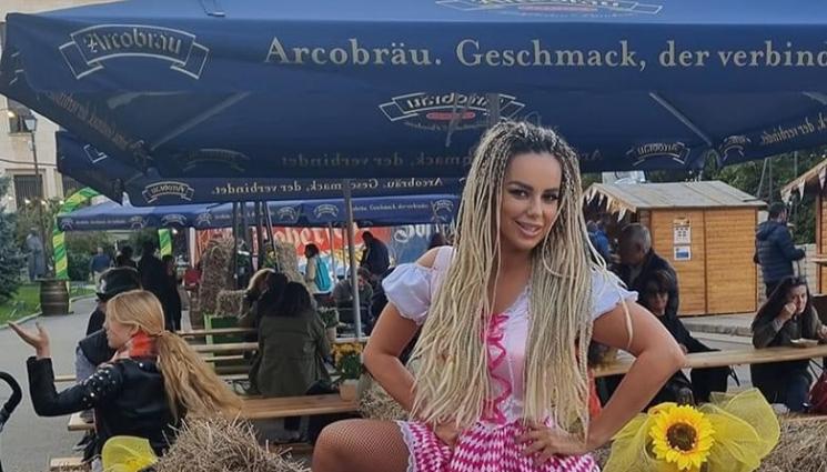 ан джи - КЪДЕ ДРУГАДЕ: Анн Джи се кълчи на Октобер фест