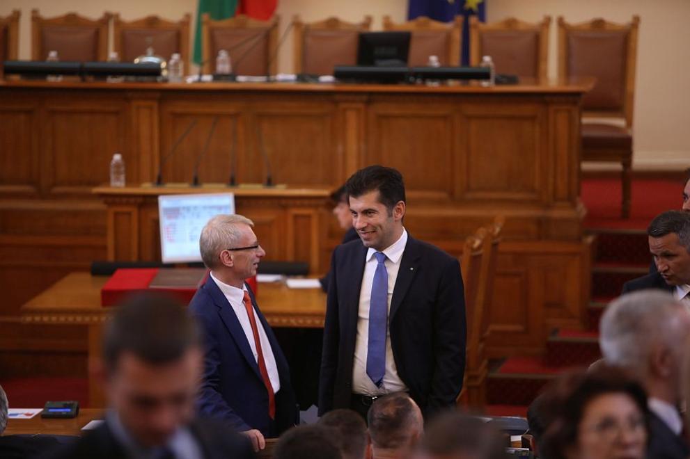 След сутрешния провал на избора на председател на НС, депутатите