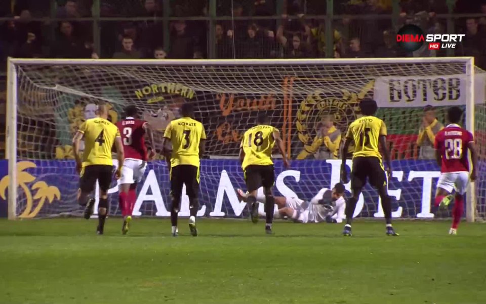 Джеймс Ето'о фаулира в наказателното поле Марселиньо Кареасо, а главният