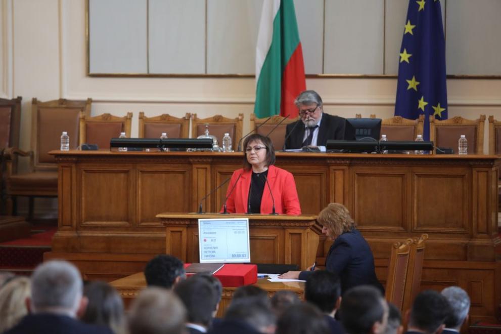 И днес сме свидетели на гонка между полиция и мигранти.