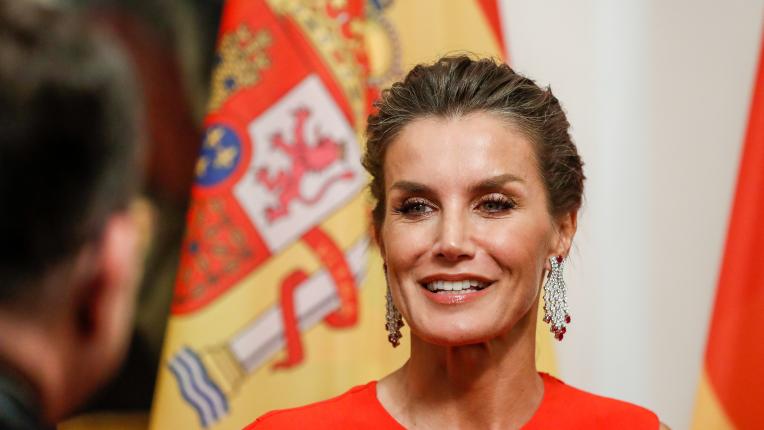 Испанската кралица зашемети в червено
