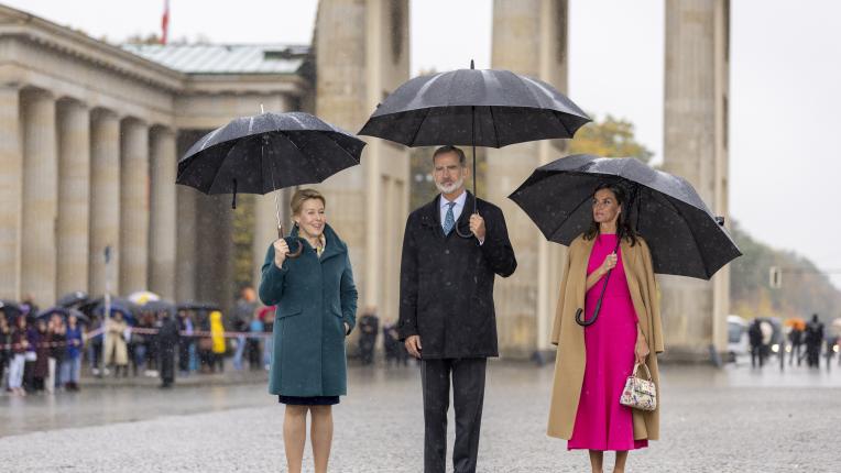 Елегантна в дъжда - кралица Летисия пред Бранденбургската стена