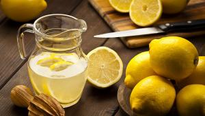 Диетолозите съветват да пием вода с лимон всяка сутрин Ето