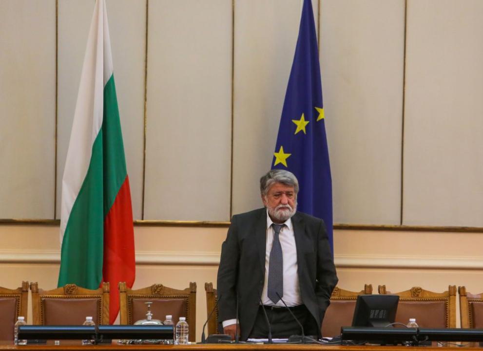 В залата присъстват 235 народни представители и има необходимия кворум.