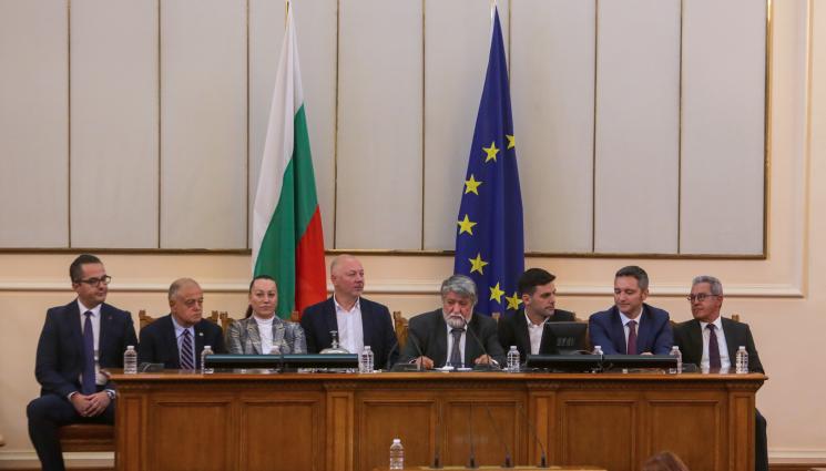 а - С пълно мнозинство: Избраха зам.-председатели на Народното събрание и депутатите приключиха работа