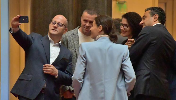 Радан Кънев - ЩРАК-ЩРАК: Радан Кънев засне селфи със съмишленици в НС