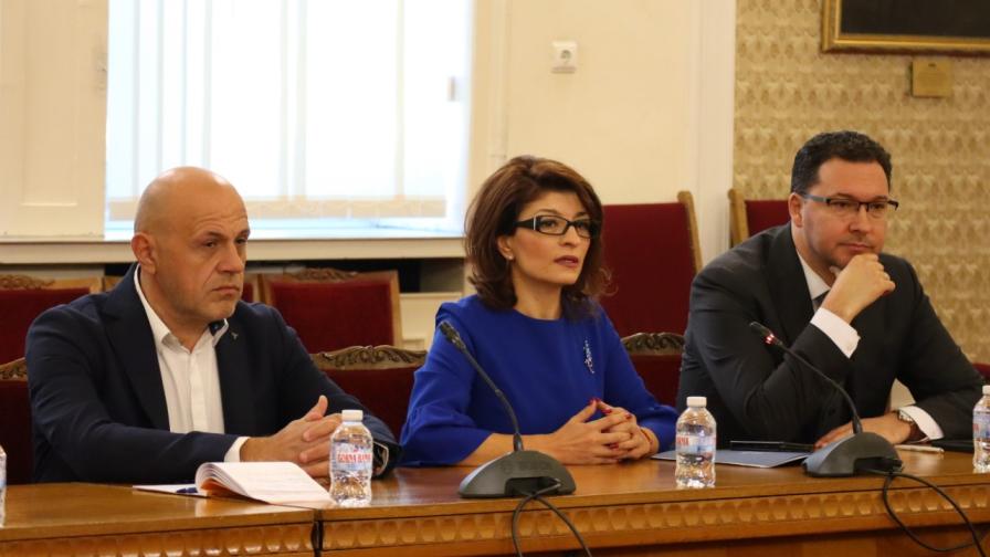 Контактната група, водена от президента (2012-2017) Росен Плевнелиев и Д-р Соломон Паси започнаха в Народното събрание разговори с парламентарно представени партии.