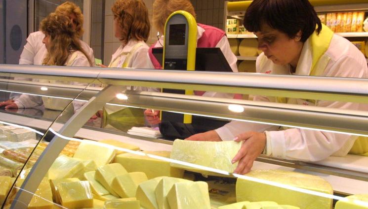 кашкавал - ШОКОВО ПОСКЪПВАНЕ: Кашкавалът мина 30 лева за кило