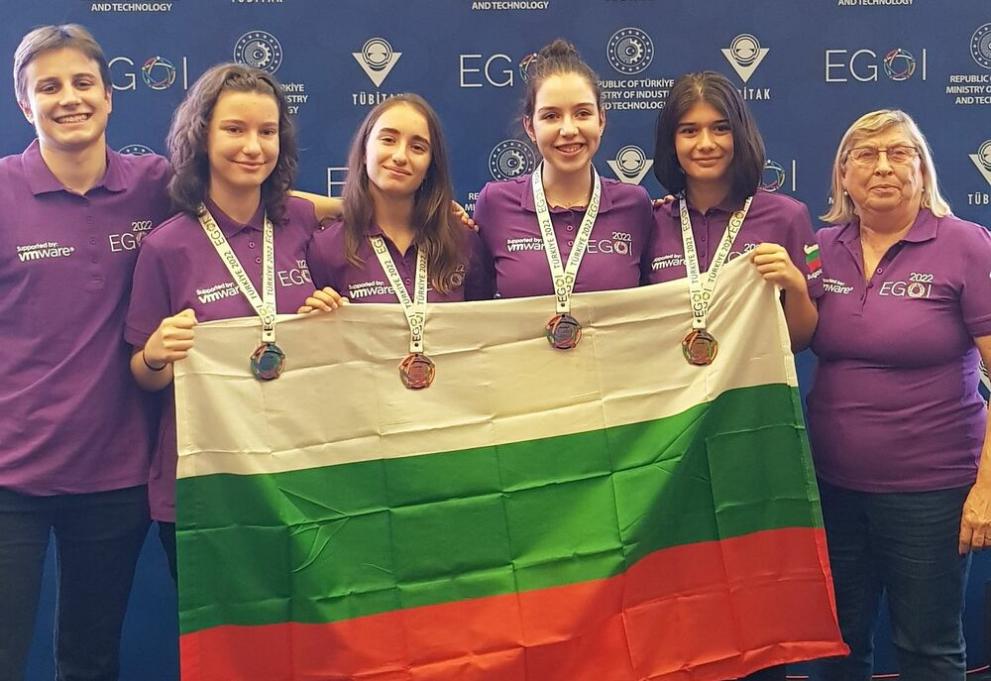Четирите български ученички в отбора ни по информатика завоюваха медали
